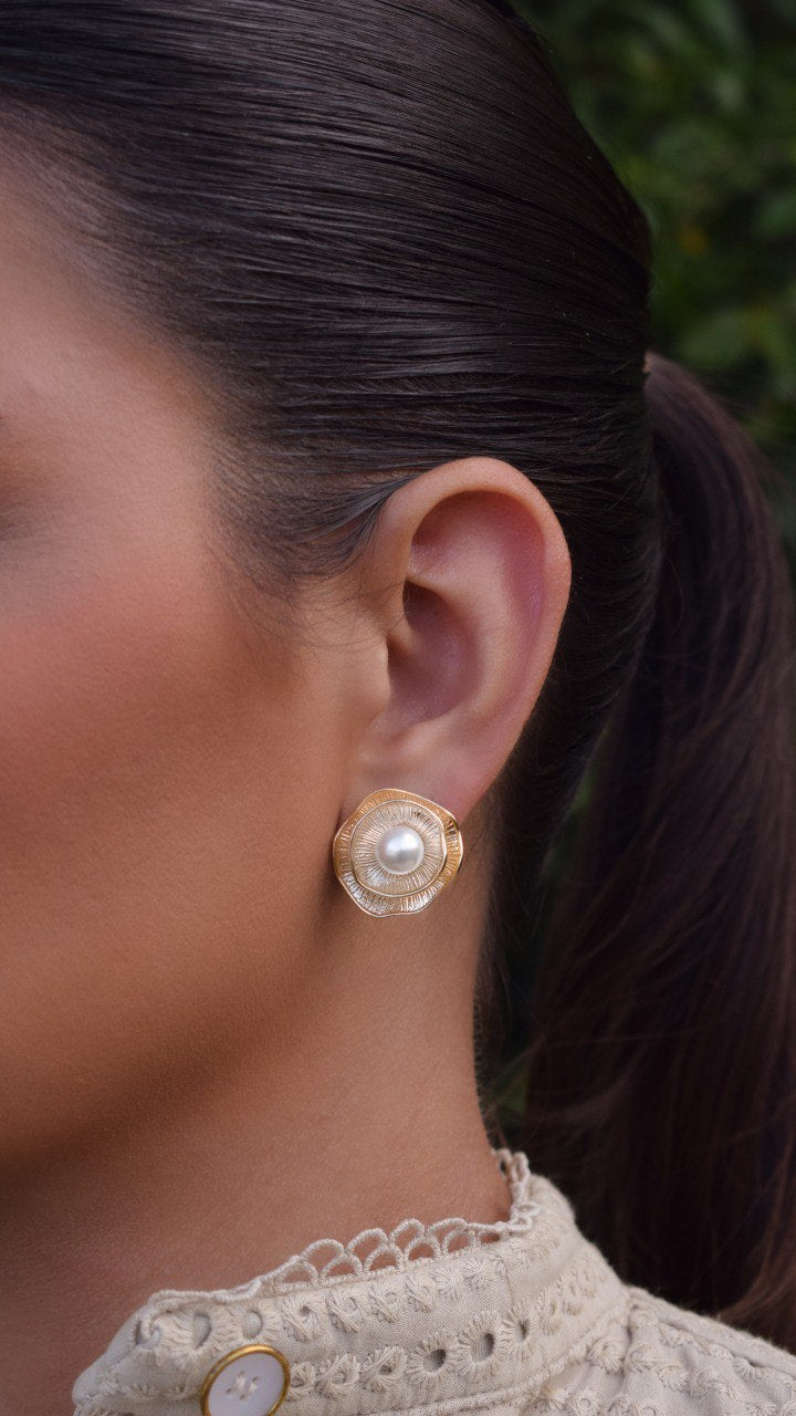pearl earring