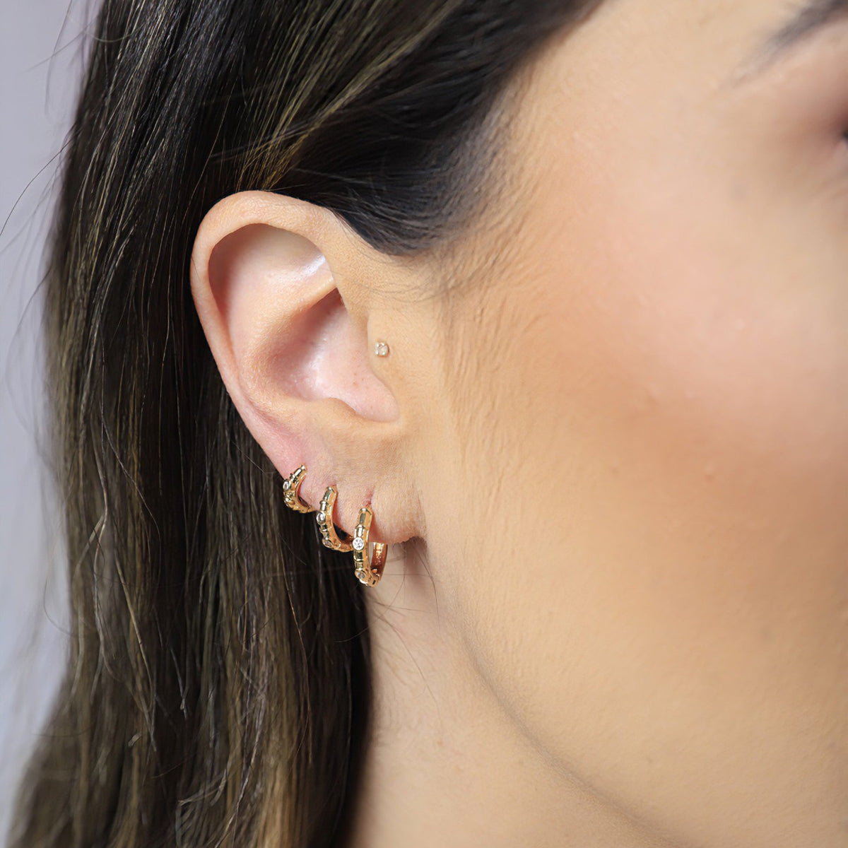 Hoop earring with zirconia pebbles