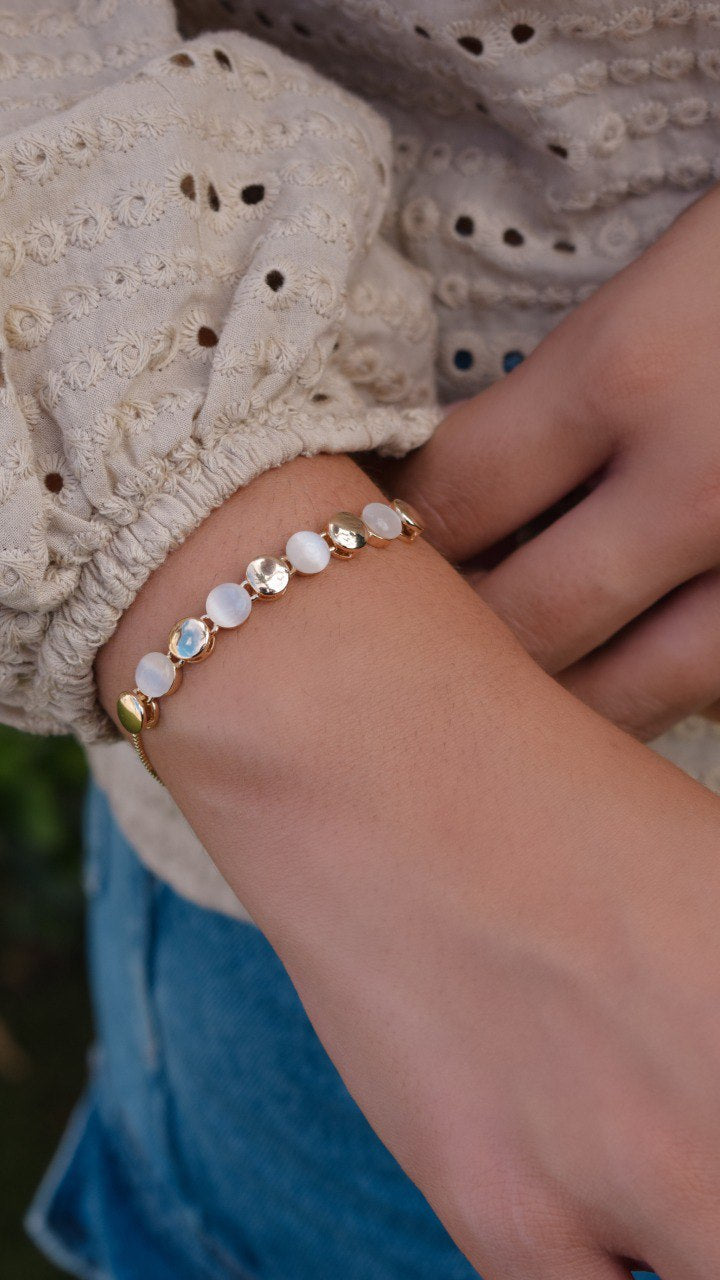 bracelet with cat's eye stone beads and 18 l gold plating