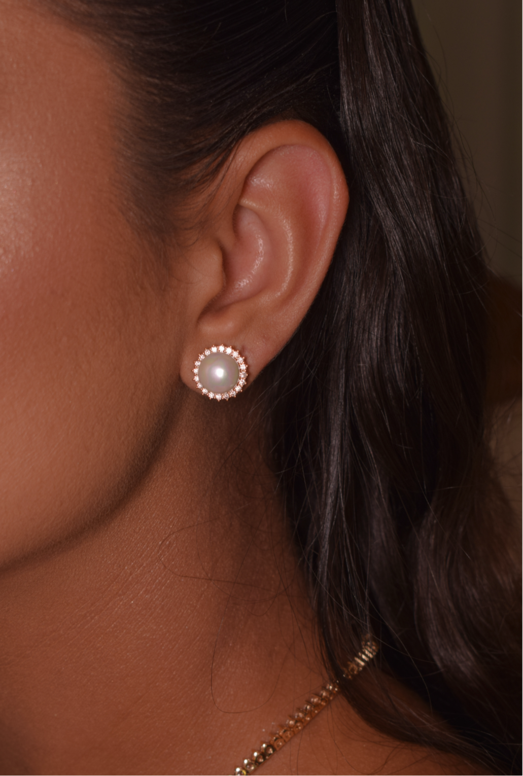 Engraved pearl earring