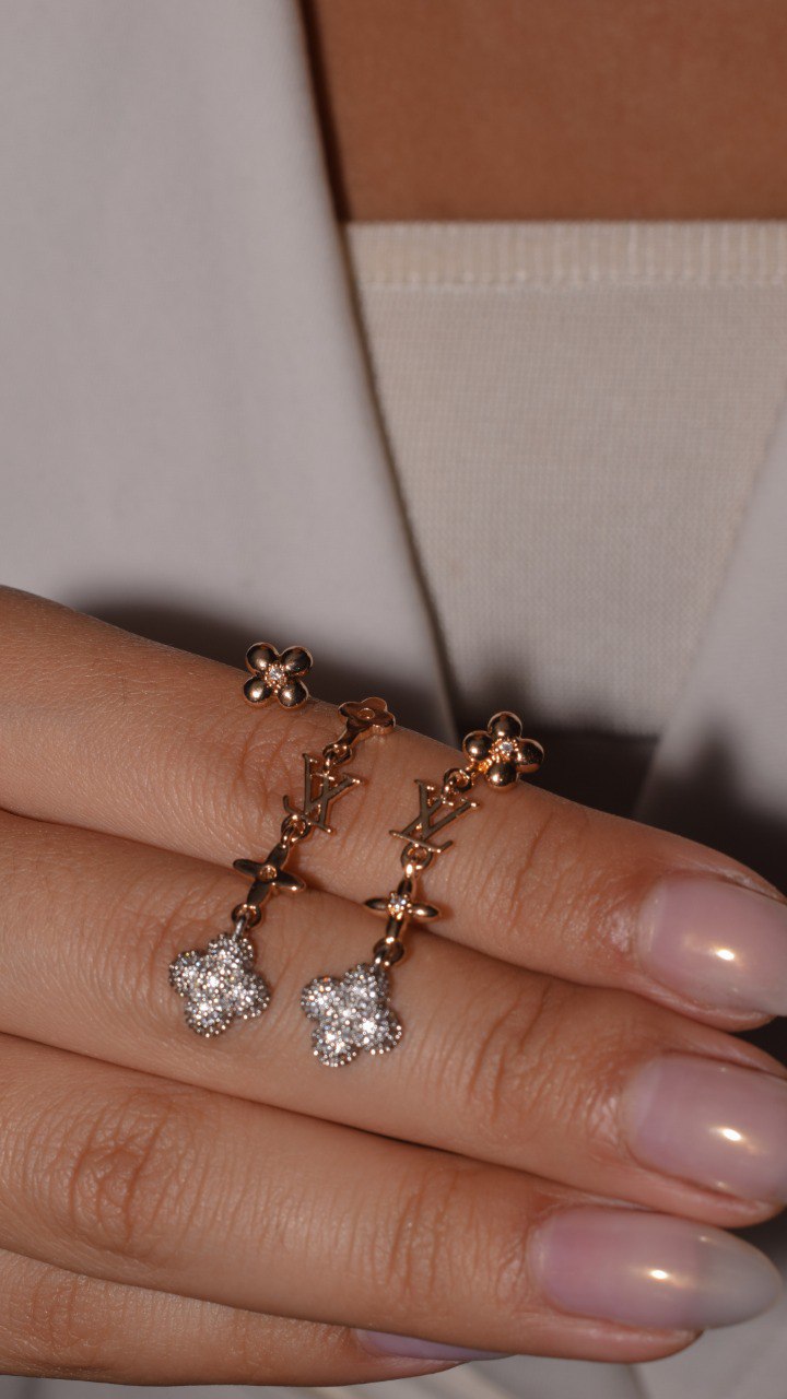 Hanging earring inspired by LV
