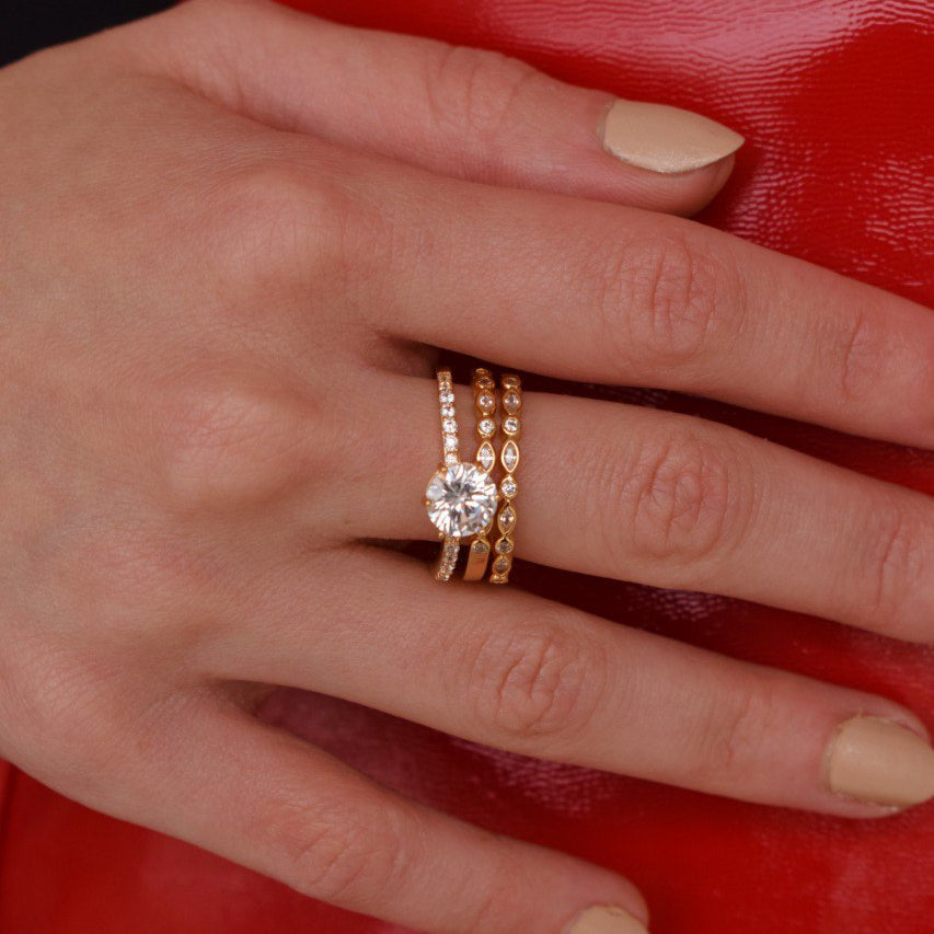 Thin ring with balls and zirconia details