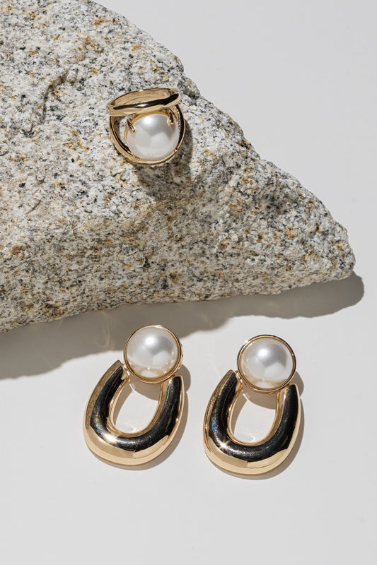 Shell Pearl Oval Ring with Round Base