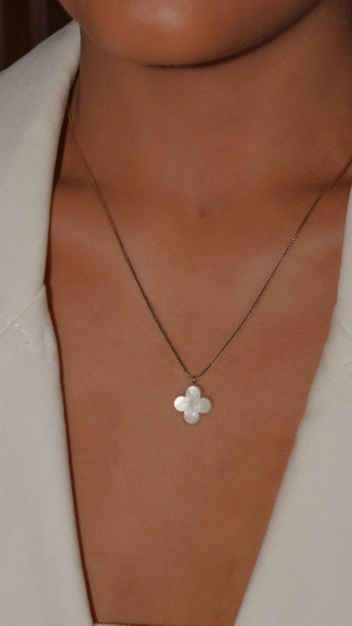 Delicate Clover Necklace with Mother-of-Pearl – Elegant and Timeless