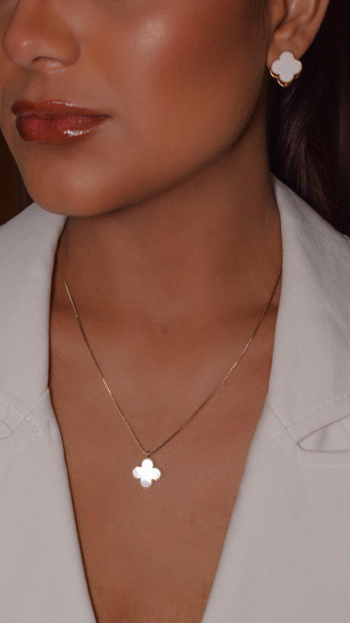 Delicate Clover Necklace with Mother-of-Pearl – Elegant and Timeless