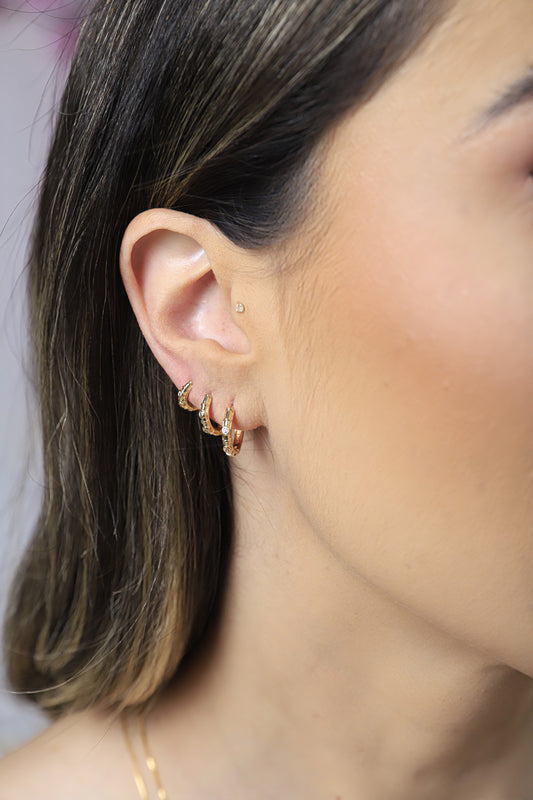 Hoop earring with zirconia pebbles