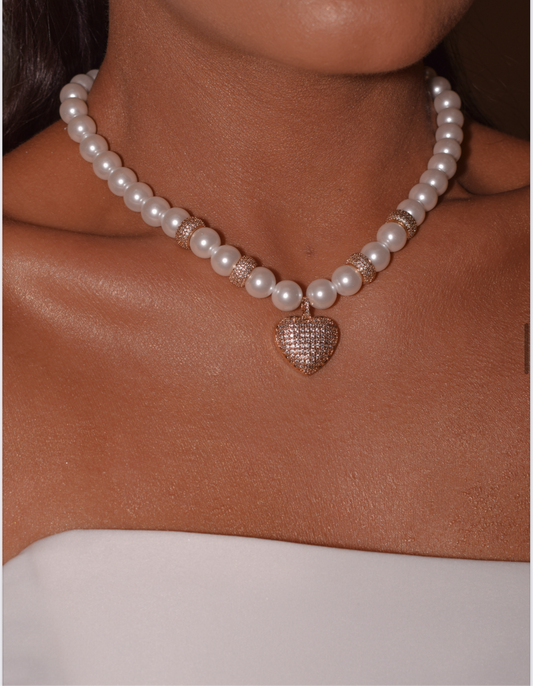 Luxury pearl necklace with zirconia