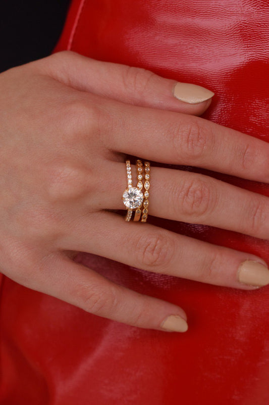 Thin ring with balls and zirconia details