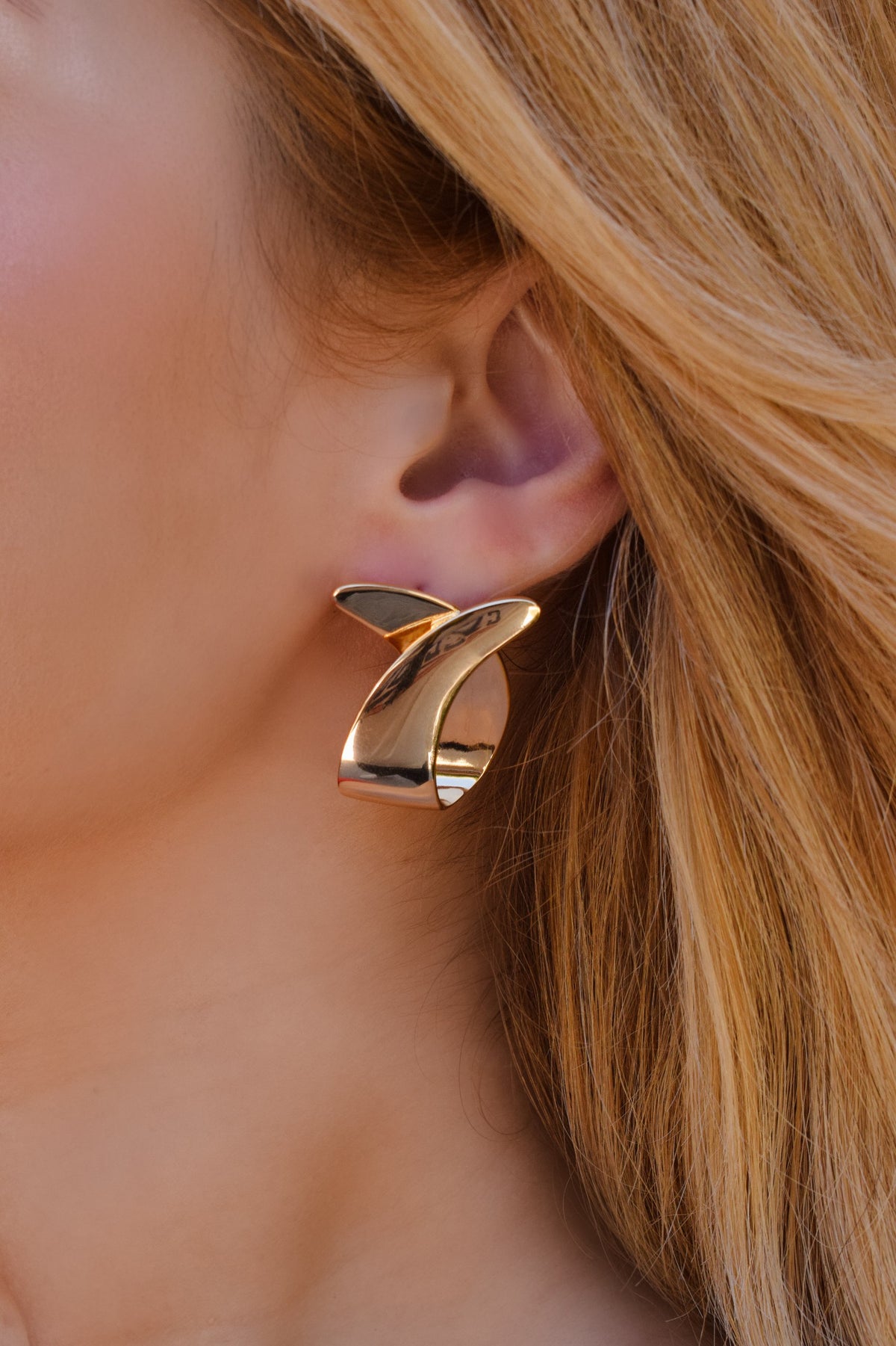 Craveled Round Earrings with Hollow “X”