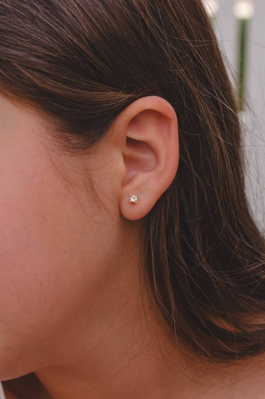 Children’s Stud Earrings – Sparkling Point of Light