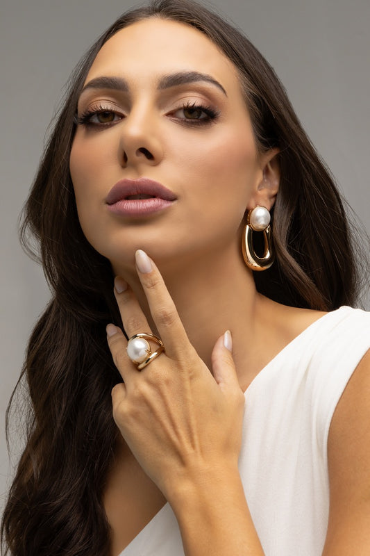 Shell Pearl Oval Ring with Round Base