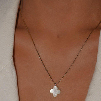 Delicate Clover Necklace with Mother-of-Pearl – Elegant and Timeless