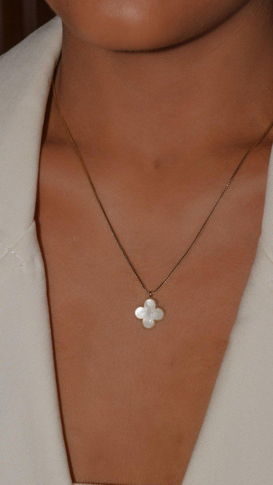 Delicate Clover Necklace with Mother-of-Pearl – Elegant and Timeless